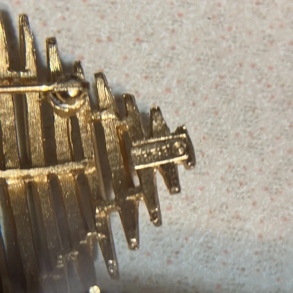 Vintage Trifari crown gold tone brushed and polished broach (646)
